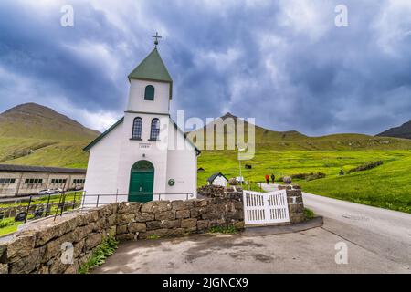 Kirche im kleinen Dorf Gjogv am Hang des Berges auf der Insel Eysturoy, Färöer-Inseln Stockfoto