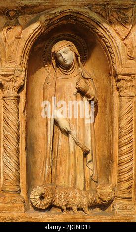 DIE BIBLISCHE MATHA MIT Einer SCHLANGE ZU FÜSSEN von einem 14. Jahrhundert geschnitzten Tafel in Verona Spanien, mit drei Figuren (1) Maria Magdalena (aka Maria von Magdala, die Magdalena oder die Madeleine) (2) St. Michael und (3) die biblische Martha - aus einer Skulptur in Verona, Spanien). In einigen Versionen ist Martha die Schwester von Maria Magdalena, die als Maria von Bethanien bezeichnet wird. Stockfoto