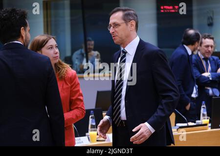 Brüssel, Belgien. 12.. Juli 2022. Der Finanzminister Mihaly Varga kommt am 12. Juli 2022 zu einer Ratsversammlung für Wirtschaft und Finanzen (ECOFIN) nach Brüssel, Belgien. Kredit: ALEXANDROS MICHAILIDIS/Alamy Live Nachrichten Stockfoto