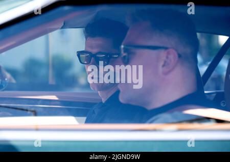 München, Deutschland. 12.. Juli 2022. Fußballprofi Robert Lewandowski (l) vom FC Bayern München verlässt nach einer ärztlichen Untersuchung vor Trainingsbeginn das Krankenhaus der Barmherzigen Brüder. Quelle: Sven Hoppe/dpa/Alamy Live News Stockfoto