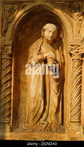 MARIA MAGDELENE CARYINGA GLAS MIT SALBE - aus einem 14. Jahrhundert geschnitzten Tafel in Verona Spanien, mit drei Figuren (1) Maria Magdalena (aka Maria von Magdala, die Magdalena oder die Madeleine) (2) St. Michael und (3) die biblische Martha - aus einer Skulptur in Verona, Spanien). In einigen Versionen ist Martha die Schwester von Maria Magdalena, die als Maria von Bethanien bezeichnet wird. Stockfoto