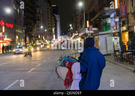 Buenos Aires, Argentinien. 08.. Juli 2022. (7/8/2022) Sozialorganisationen haben eine Mobilisierung von der Plaza del Congreso zum Obelisk durchgeführt, um den Tod von zehn Obdachlosen zu verurteilen und die Bedingungen hervorzuheben, denen diese Gruppe vor allem während der niedrigen Temperaturen des Winters gegenübersteht. (Foto: Esteban Osorio/Pacific Press/Sipa USA) Quelle: SIPA USA/Alamy Live News Stockfoto