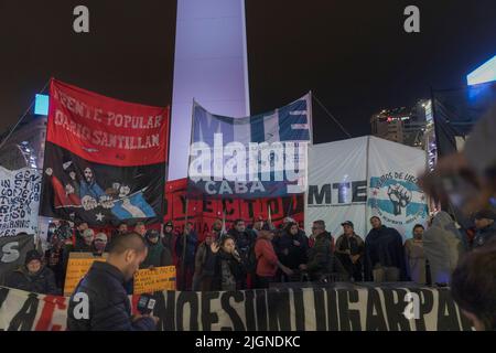 Buenos Aires, Argentinien. 08.. Juli 2022. (7/8/2022) Sozialorganisationen haben eine Mobilisierung von der Plaza del Congreso zum Obelisk durchgeführt, um den Tod von zehn Obdachlosen zu verurteilen und die Bedingungen hervorzuheben, denen diese Gruppe vor allem während der niedrigen Temperaturen des Winters gegenübersteht. (Foto: Esteban Osorio/Pacific Press/Sipa USA) Quelle: SIPA USA/Alamy Live News Stockfoto