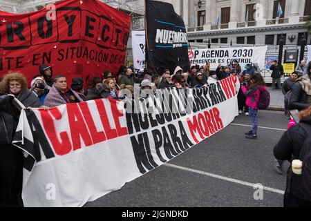 Buenos Aires, Argentinien. 08.. Juli 2022. (7/8/2022) Sozialorganisationen haben eine Mobilisierung von der Plaza del Congreso zum Obelisk durchgeführt, um den Tod von zehn Obdachlosen zu verurteilen und die Bedingungen hervorzuheben, denen diese Gruppe vor allem während der niedrigen Temperaturen des Winters gegenübersteht. (Foto: Esteban Osorio/Pacific Press/Sipa USA) Quelle: SIPA USA/Alamy Live News Stockfoto