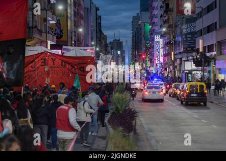 Buenos Aires, Argentinien. 08.. Juli 2022. (7/8/2022) Sozialorganisationen haben eine Mobilisierung von der Plaza del Congreso zum Obelisk durchgeführt, um den Tod von zehn Obdachlosen zu verurteilen und die Bedingungen hervorzuheben, denen diese Gruppe vor allem während der niedrigen Temperaturen des Winters gegenübersteht. (Foto: Esteban Osorio/Pacific Press/Sipa USA) Quelle: SIPA USA/Alamy Live News Stockfoto