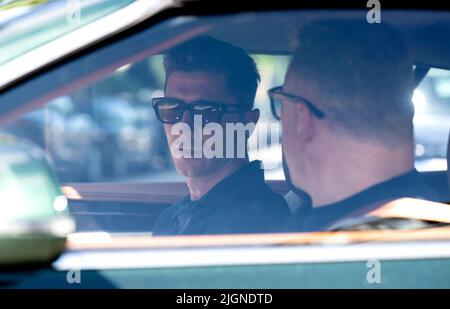 München, Deutschland. 12.. Juli 2022. Fußballprofi Robert Lewandowski vom FC Bayern München verlässt das Krankenhaus der Barmherzigen Brüder nach einer ärztlichen Untersuchung vor Trainingsbeginn. Quelle: Sven Hoppe/dpa/Alamy Live News Stockfoto