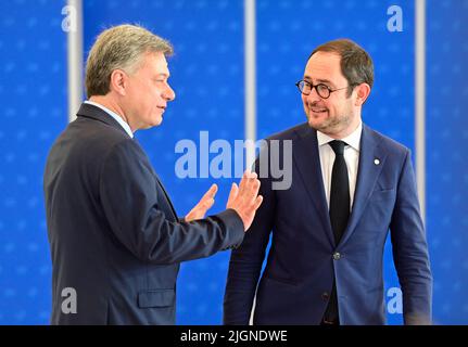 Prag, Tschechische Republik. 12.. Juli 2022. Der tschechische Justizminister Pavel Blazek, links, und der belgische Justizminister Vincent Van Quickenborne, rechts, nehmen am 12. Juli 2022 an einem informellen Treffen der europäischen Justiz- und Innenminister im Rahmen der tschechischen EU-Präsidentschaft in Prag Teil. Kredit: Roman Vondrous/CTK Foto/Alamy Live Nachrichten Stockfoto