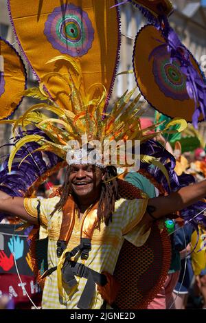 Die Karnevalsparade geht durch die Straßen der historischen Stadt Bath in Somerset. Stockfoto