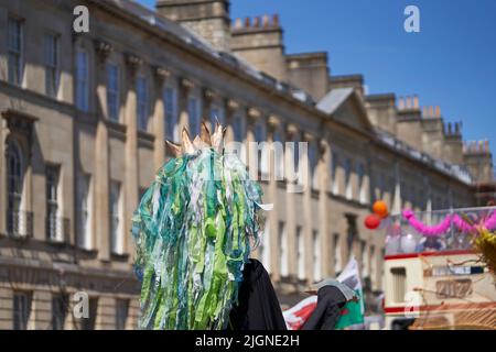 Die Karnevalsparade geht durch die Straßen der historischen Stadt Bath in Somerset. Stockfoto