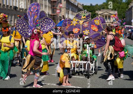 Die Karnevalsparade geht durch die Straßen der historischen Stadt Bath in Somerset. Stockfoto