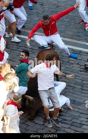 Pamplona, Navarra, Spanien. 12.. Juli 2022. Sechster Tag der Stierkampfarena beim San Fermin Festival in Pamplona, Nordspanien, am 12. Juli 2022. Feiernden aus der ganzen Welt strömen jedes Jahr nach Pamplona, um an den acht Tagen des Stierkampfes teilzunehmen. Das jährlich stattfindende San Fermin Festival wurde 1926 durch den amerikanischen Schriftsteller Ernest Hemmingway in seinem Roman „The Sun also Rises“ berühmt und umfasst den täglichen Lauf der Bullen durch das historische Herz von Pamplona zur Stierkampfarena. (Bild: © Ruben Albarran/ZUMA Press Wire) Bild: ZUMA Press, Inc./Alamy Live News Stockfoto