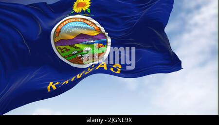 Die US-Staatsflagge von Kansas winkt an einem klaren Tag im Wind. Kansas ist ein Bundesstaat im Mittleren Westen der Vereinigten Staaten. Demokratie und Unabhängigkeit. Stockfoto