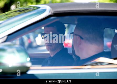 München, Deutschland. 12.. Juli 2022. Fußballprofi Robert Lewandowski (l) vom FC Bayern München verlässt nach einer ärztlichen Untersuchung vor Trainingsbeginn das Krankenhaus der Barmherzigen Brüder. Quelle: Sven Hoppe/dpa/Alamy Live News Stockfoto