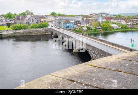 Thomond Bridge über den Fluss Shannon vom King John's Castle, Limerick, Irland Stockfoto