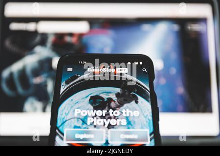 GameStop NFT-Marktplatz auf Handy und PC. GameStop-Launch brandneu Ein nicht-fungible Token-Marktplatz Stockfoto