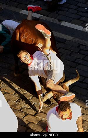 Pamplona, Navarra, Spanien. 12.. Juli 2022. Sechster Tag der Stierkampfarena beim San Fermin Festival in Pamplona, Nordspanien, am 12. Juli 2022. Feiernden aus der ganzen Welt strömen jedes Jahr nach Pamplona, um an den acht Tagen des Stierkampfes teilzunehmen. Das jährlich stattfindende San Fermin Festival wurde 1926 durch den amerikanischen Schriftsteller Ernest Hemmingway in seinem Roman „The Sun also Rises“ berühmt und umfasst den täglichen Lauf der Bullen durch das historische Herz von Pamplona zur Stierkampfarena. (Bild: © Ruben Albarran/ZUMA Press Wire) Bild: ZUMA Press, Inc./Alamy Live News Stockfoto