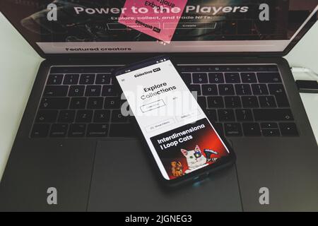 GameStop NFT-Marktplatz auf Handy und PC. GameStop-Launch brandneu Ein nicht-fungible Token-Marktplatz Stockfoto