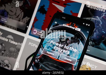 GameStop NFT-Marktplatz auf Handy und PC. GameStop-Launch brandneu Ein nicht-fungible Token-Marktplatz Stockfoto