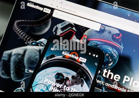 GameStop NFT-Marktplatz auf Handy und PC. GameStop-Launch brandneu Ein nicht-fungible Token-Marktplatz Stockfoto