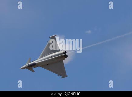 Ein Royal Air Force Typhoon, auch bekannt als Eurofighter, der auf der Southport Airshow, Southport, Merseyside, Großbritannien, ausgestellt wird Stockfoto