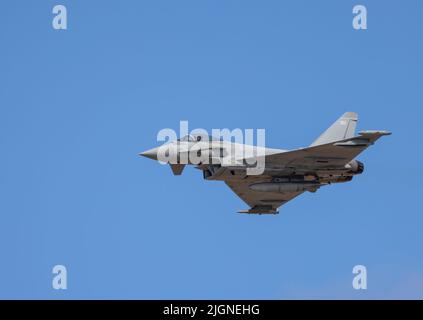 Ein Royal Air Force Typhoon, auch bekannt als Eurofighter, der auf der Southport Airshow, Southport, Merseyside, Großbritannien, ausgestellt wird Stockfoto