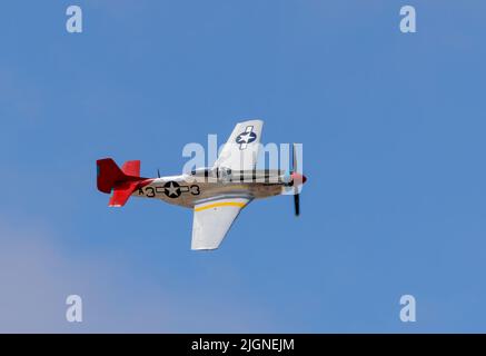 Tall in the Saddle, ein P51D-20-NA-Modell des berüchtigten Mustang-Flugzeugs aus dem Jahr P51, das für die US-Luftwaffe gebaut wurde und in Southport, Merseyside, Großbritannien, fliegt Stockfoto