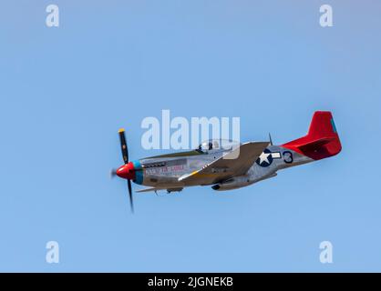 Tall in the Saddle, ein P51D-20-NA-Modell des berüchtigten Mustang-Flugzeugs aus dem Jahr P51, das für die US-Luftwaffe gebaut wurde und in Southport, Merseyside, Großbritannien, fliegt Stockfoto