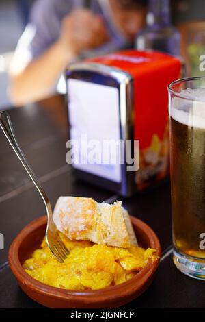 Galizische Spezialitäten Tapas Tortilla de Patatas und Bier Stockfoto