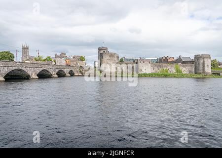 King John's Castle und Thomond Bridge über den Fluss Shannon, Limerick, Irland Stockfoto