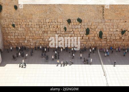 LATRUN, ISRAEL - 18. SEPTEMBER 2017: Es ist ein Layout der Klagemauer in Jerusalem im Miniaturen Park Mini-Israel. Stockfoto