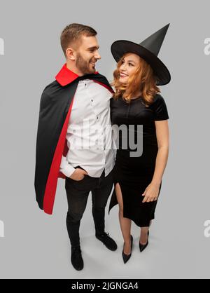 Paar in halloween Kostümen von Hexe und Vampir Stockfoto