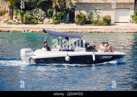 Schnellboot mit einem Außenbordmotor Yamaha an der Adriaküste der Insel Hvar Kroatien fotografiert, Stockfoto