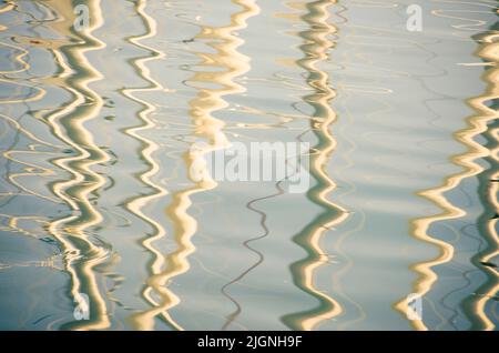 Abstrakte Reflexion von Masten im Wasser Vela Luka ist eine kleine Stadt und eine Gemeinde in der Gespanschaft Dubrovnik-Neretva in Süddalmatien, Kroatien. Die Stadt Stockfoto