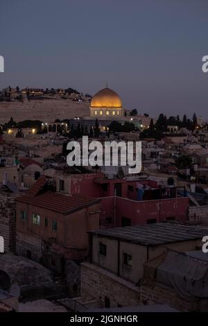 Jerusalem, Altstadt, Tempelberg. Die vergoldete Kuppel des Felsendoms, beleuchtet von den roten Strahlen des Sonnenuntergangs Stockfoto