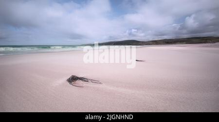 Sandwood Bay in der Nähe von Cape Wrath ist ein abgelegener und unberührter Strand in Sutherland, Nordwest-Schottland. Stockfoto