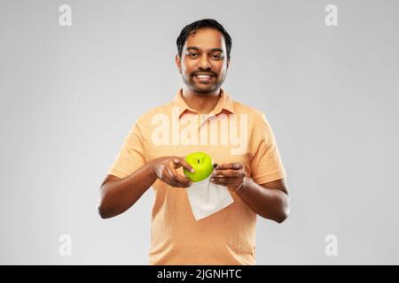 indischer Mann mit Apfel und wiederverwendbarer Leinenbeutel Stockfoto