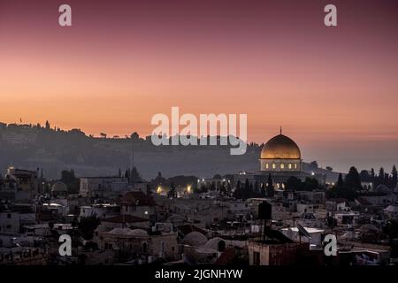 Jerusalem, Altstadt, Tempelberg. Die vergoldete Kuppel des Felsendoms, beleuchtet von den roten Strahlen des Sonnenuntergangs Stockfoto