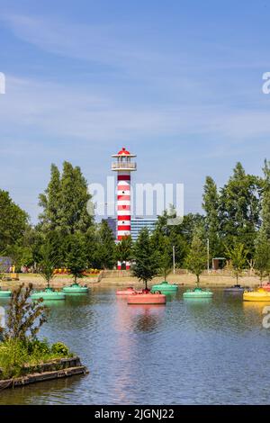 Almere, Niederlande - Juni 15: Farbenfroher Leuchtturm und schwimmende Bäume auf der Floriade Expo 2022 wachsende grüne Städte in Almere Amsterdam, Niederlande Stockfoto