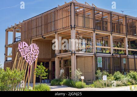 Almere, Niederlande - Juni 15: Sign Nature Loves Technology auf der Floriade Expo 2022 wachsende grüne Städte in Almere Amsterdam, Niederlande Stockfoto