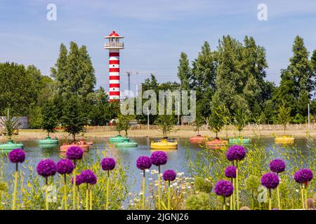 Almere, Niederlande - 15. Juni: Farbenfroher Leuchtturm, schwimmende Bäume und Allium-Blumen auf der Floriade Expo 2022 wachsende grüne Städte in Almere Amsterdam, Niederlande Stockfoto