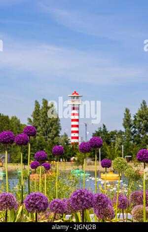 Almere, Niederlande - 15. Juni: Farbenfroher Leuchtturm, schwimmende Bäume und Allium-Blumen auf der Floriade Expo 2022 wachsende grüne Städte in Almere Amsterdam, Niederlande Stockfoto