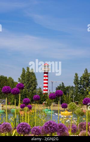 Almere, Niederlande - 15. Juni: Farbenfroher Leuchtturm, schwimmende Bäume und Allium-Blumen auf der Floriade Expo 2022 wachsende grüne Städte in Almere Amsterdam, Niederlande Stockfoto