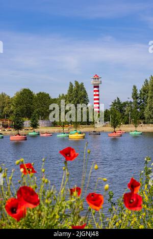 Almere, Niederlande - 15. Juni: Farbenfroher Leuchtturm, schwimmende Bäume und Mohnblumen auf der Floriade Expo 2022 wachsende grüne Städte in Almere Amsterdam, Niederlande Stockfoto