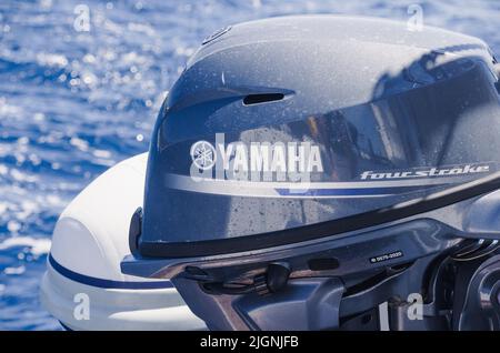 Schnellboot mit einem Außenbordmotor Yamaha an der Adriaküste der Insel Hvar Kroatien fotografiert, Stockfoto