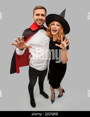 Paar in halloween Kostümen von Hexe und Vampir Stockfoto