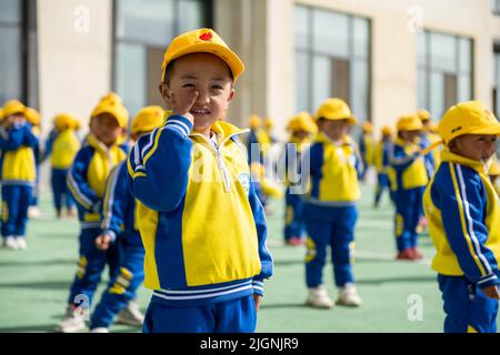 (220712) -- LHASA, 12. Juli 2022 (Xinhua) -- Huo Dangsheng hat Spaß bei einer Outdoor-Aktivität in einem Kindergarten im Bezirk Gonggar, Stadt Shannan, südwestlich der Autonomen Region Tibet, am 22. März 2022. (Xinhua/Zhou Dixiao) Stockfoto