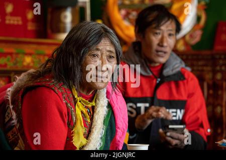 (220712) -- LHASA, 12. Juli 2022 (Xinhua) -- das Foto vom 21. März 2022 zeigt Rigzin (R) und seine Familie in der Gemeinde Gurum in Lhasa, der autonomen Region Tibet im Südwesten Chinas. (Xinhua/Wang Zehao) Stockfoto