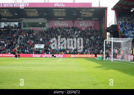 Dominic Solanke von AFC Bournemouth erzielt das erste Tor seines Teams und macht die Punktzahl 1-1 - AFC Bournemouth gegen Fulham, Sky Bet Championship, Vitality Stadium, Bournemouth, Großbritannien - 23.. April 2022 nur redaktionelle Verwendung - es gelten DataCo-Einschränkungen Stockfoto