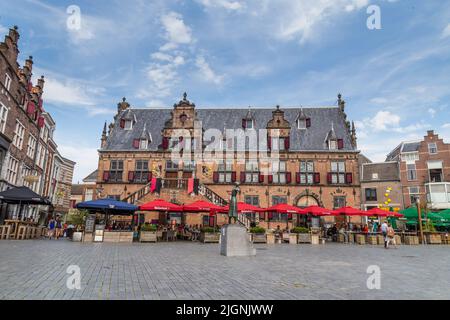 NIJMEGEN, NIEDERLANDE - 27. AUGUST 2016: Der zentrale historische Platz mit Bars und Restaurants im alten holländischen Stadtzentrum von Nijmegen Stockfoto