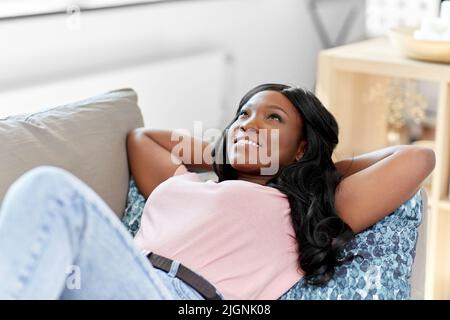 glückliche afroamerikanischen jungen Frau zu Hause Stockfoto
